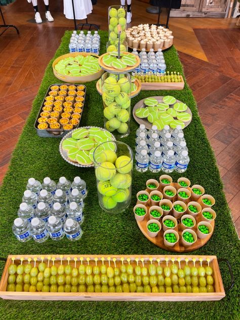 Tennis Party Food Ideas, Pickleball Table Centerpieces, Tennis Party Ideas Decoration, Pickleball Themed Food, Tennis Cocktail Party, Golf And Tennis Theme Party, Tennis Theme Birthday Party, Tennis Cake Pops, Tennis Birthday Party Decorations