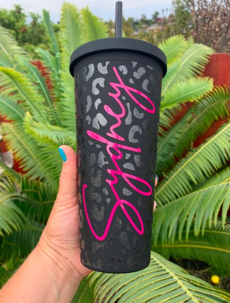 Cup Name Designs, Tumbler Name Designs, Name Tumbler Ideas, Vinyl Ideas For Cups, Glitter Vinyl Projects, Black Cold Cup Design Ideas, Custom Cups Vinyl, Diy Cups Vinyl, Black Tumbler Ideas Vinyl