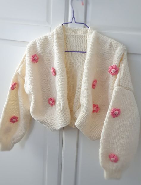 Knit Chunky Crop Cardigan 3D Daisy Embroidered Off-white - Etsy Crochet Cardigan Tutorial, Bow Cardigan, Crochet Sweater Design, Woolen Tops, Sweater Rajut, Moslem Fashion, Cardigan Design, Crop Cardigan, Crochet Simple