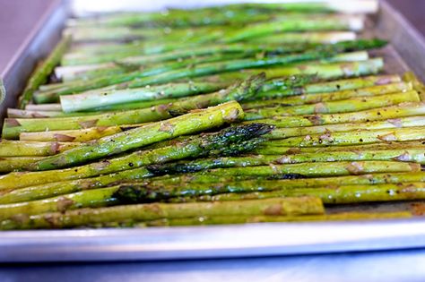 Oven-Roasted Asparagus...gotta try this Salad Veggies, Toaster Oven Recipes, Asparagus Recipes Roasted, Oven Roasted Asparagus, Yummy Veggies, Dinner Today, Vegetable Side Dishes Recipes, Pioneer Woman Recipes, Thanksgiving Food