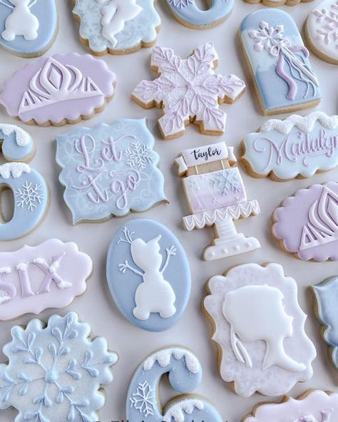 Frozen Cookies Decorated Royal Icing, Elsa Birthday Cookies, Frozen Fondant Cookies, Frozen Theme Cookies Decorated, Frozen Macarons, Elsa Cookies Decorated, Frozen Birthday Party Cookies, Frozen Party Cookies, Disney Frozen Birthday Cake