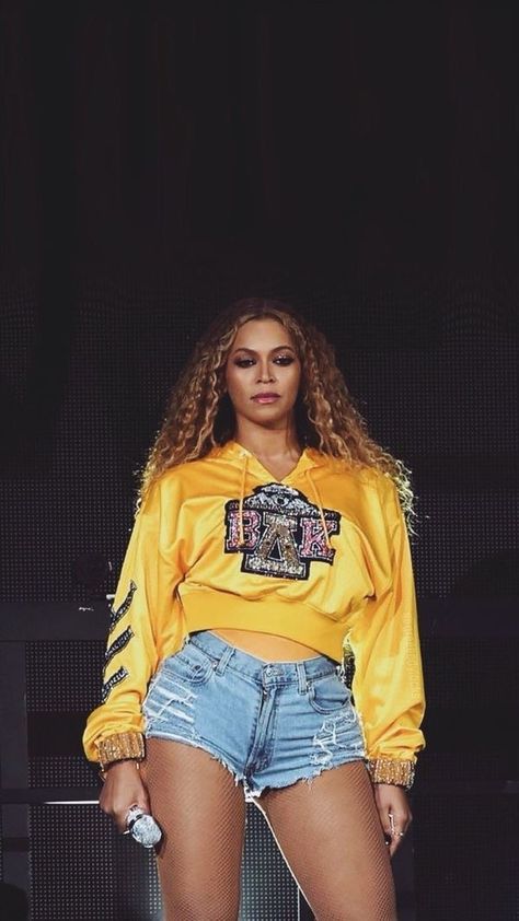 Beyoncé Beyoncé Wallpaper, Beyonce Coachella, Queen Bee Beyonce, Beyonce Outfits, Beyonce Style, Beyoncé Giselle Knowles-carter, Beyoncé Giselle Knowles, Beyonce And Jay Z, Beyonce Queen