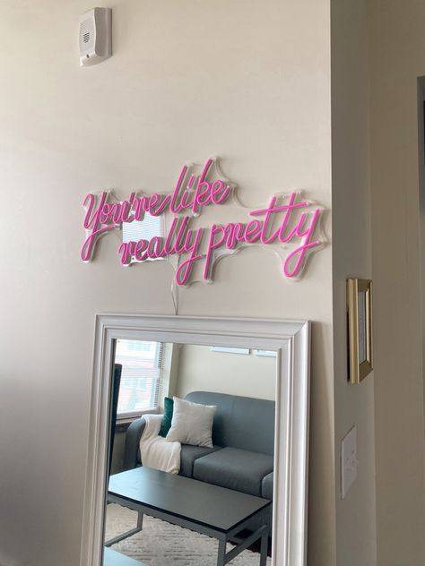 Led Signs College Apartment, Cute Dinning Room Table, University House Decor Living Room, Roommate Apartment Decor, Apartment Room College, College Home Decor Living Room, Colorful College Apartment Living Room, Girlie Apartment Decor, Preppy College Living Room