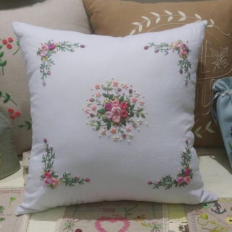 ribbon embroidery ideas for cushion https://youtu.be/q1JRQxuj6aA?si=YB3joqakDHmG-Fan https://youtu.be/yx3ah5x459c?si=rEHVyn_VfDmjOJA8 Cushion Decoration, Brazilian Embroidery Stitches, Cross Stitch Floss, Cushion Embroidery, Pillow Embroidery, Hungarian Embroidery, Embroidery Book, Embroidery Patterns Vintage, Brazilian Embroidery