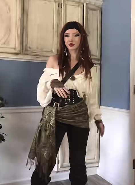 Pirates Clothes Female, Female Pirate Clothes, Pirate Woman Aesthetic Outfit, Piret Outfits, Pirate Skirt Diy, Female Pirate Captain Outfit, Cool Pirate Costume, Renfaire Pirate Outfit, Ren Fest Pirate Costumes Women