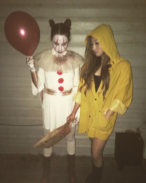 Duo Horror Halloween Costumes, Horror Halloween Costumes Duo, Halloween 2000s Costume, Duo Horror Costumes, Clown Duo Costume, Georgie Costume It Women, Horror Duo Costumes, Georgie Halloween Costume, Pennywise And Georgie Costume Couple