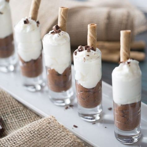 Tiramisu Pudding Shots Easy Mini Desserts Recipes, Tiramisu Pudding, Mini Dessert Easy, Tiramisu Chocolate, Dessert Shooters Recipes, Shot Glass Desserts, Shooter Recipes, Smores Dessert, Mini Dessert Recipes