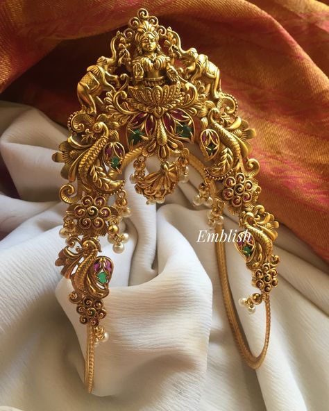 Antique Armlet Gold, Dandavanki Designs, Odiyanam Designs Gold, Jewelry Gold Aesthetic, Vanki Designs Jewellery Latest, Aravanki Gold Designs Latest, Vanki Designs Jewellery Gold, Vanku Rings Gold, Gold Design Jewellery Necklaces