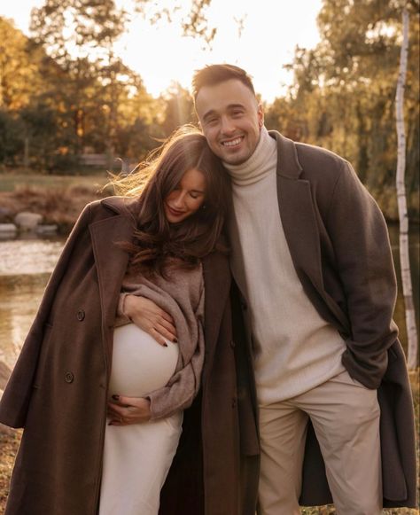 Maternity Photoshoot Winter Ideas, Pregnant Holiday Pictures, Maternity Christmas Pictures Family, Maternity Dresses For Photoshoot Winter, Maternity Pictures In January, Winter Fashion Pregnant, Classy Maternity Shoot Outdoor, Cute Winter Maternity Pictures, Maternity Photography Outside Winter