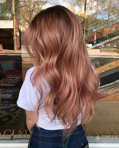 Wella Professionals on Instagram: “1️⃣0️⃣ We'll leave some rosé out for Santa tonight instead. 🥂🎅🏻 Remember this glossy rose gold blend from @calebdoeshair? 🌹 Of course you…” Rose Brown Hair, Blond Rose, Gold Hair Colors, Hair Color Rose Gold, Rose Gold Hair, Rose Hair, Hair Inspiration Color, Hair Inspo Color, Gold Hair