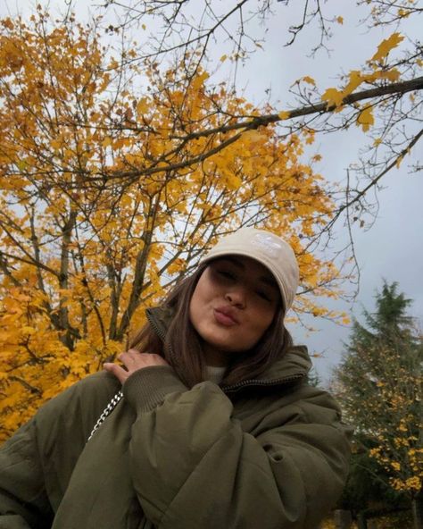 Autumn Selfie Ideas, Autumn Posts Instagram, Fall Instagram Ideas, Fall Ig Photo Ideas, Fall Selfies, Aesthetic Places Background, Autumn Photo Ideas, Autumn Selfie, Fall Photo Ideas