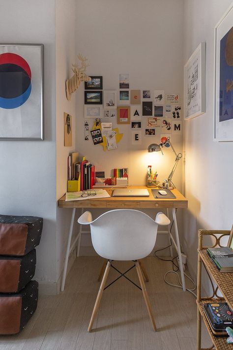 The Eva's office space. Idea Decoration Bedroom, Cute Aesthetic Room Decor Ideas, Small Desks For Small Bedrooms, Small Study Space Ideas, Art Table Ideas, Room Small Decor, Work Table Decor, Small Decor Ideas, Small Rooms Ideas