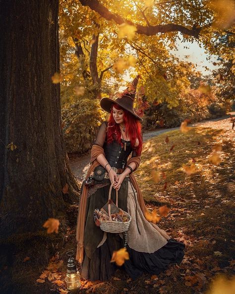 🌿Witchy Autumns🌙 Harvest Witch, Steampunk Witch, Medieval Witch, Witches Night Out, Cottagecore Witch, Witch Photos, Ren Faire Costume, Autumn Witch, Witch Cosplay