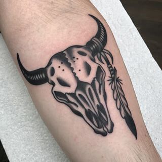 17 Buffalo Skull Tattoo Designs for Men & Women | PetPress Native American Traditional Tattoo, Buffalo Skull Tattoo, Cowboy Flash, Western American Traditional Tattoo, Longhorn Tattoo, Tattoo Crane, Cow Skull Tattoos, Bison Tattoo, Cowboy Hat Tattoo