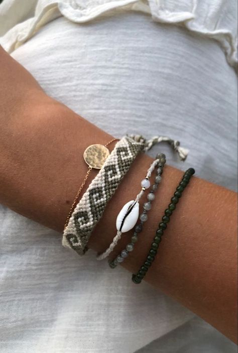 Greek Waves Friendship Bracelet, Friendship Bracelet Summer, Greek Friendship Bracelet, Obx Friendship Bracelets Ideas, Earth Tone Friendship Bracelet, How To Make A Greek Wave Bracelet, String Bracelets Aesthetic, Silver Beachy Jewellery, Gold Friendship Bracelets