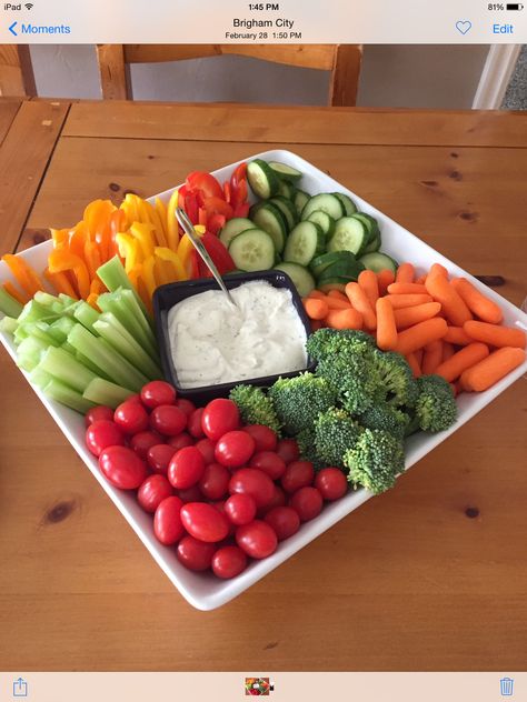 Best Party Drinks, Veggie Tray Ideas, Drinks Display, Veggie Fajitas, Fest Mad, Drinks Ideas, Veggie Platters, Decorações Com Comidas, Vegetable Tray