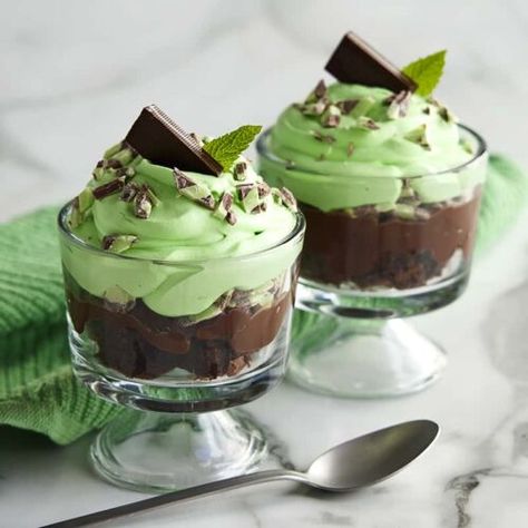 Chocolate Mint Trifle - The Cooking Mom Chocolate Mint Trifle, Mint Trifle, Mini Trifle Desserts, Christmas Chocolate Desserts, Mini Trifle, Moms Recipes, Mint Cake, Cake Cups, Mint Mocha