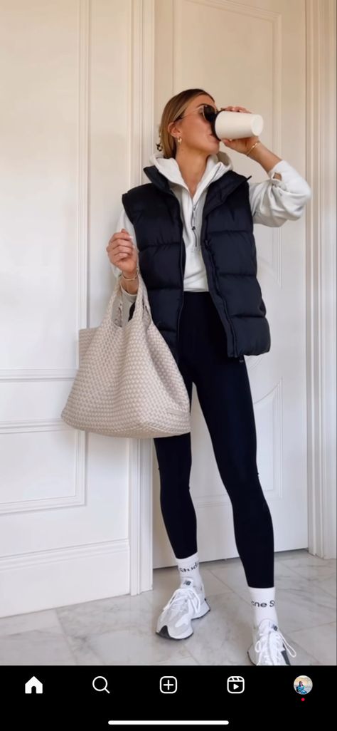 Outfit Ideas Winter 2023 Woman, Fall Active Outfits, Winter Outfits Sporty Cold, Fall Fashion Athleisure, Athlesuire Outfit Aesthetic, Comfy Sleek Outfits, Winter Activewear Women, Sunny Chilly Day Outfit, Athleisure Outfits For Moms