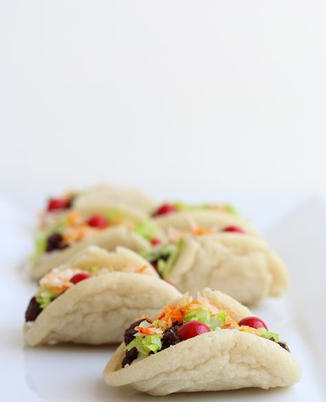 DIY taco cookie bar Taco Twosday Cupcake, Dessert Walking Taco, Taco Sugar Cookies, Taco Dessert Ideas, Taco Cake Ideas, Candy Tacos, Fiesta Snacks, Cookie Tacos, Taco Dessert