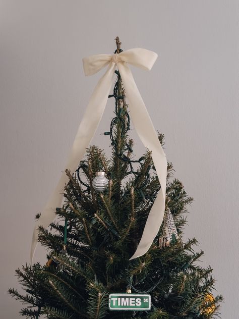 Ribbon Christmas tree topper idea Easy Tree Topper Ideas, Ribbon Topper For Christmas Tree, Tree Topper With Ribbon, Christmas Tree Ribbon Topper, White Ribbon Christmas Tree, Tree Topper Ribbon, Ribbon Tree Topper, Christmas Tree Topper Ribbon, Christmas Tree Topper Ideas