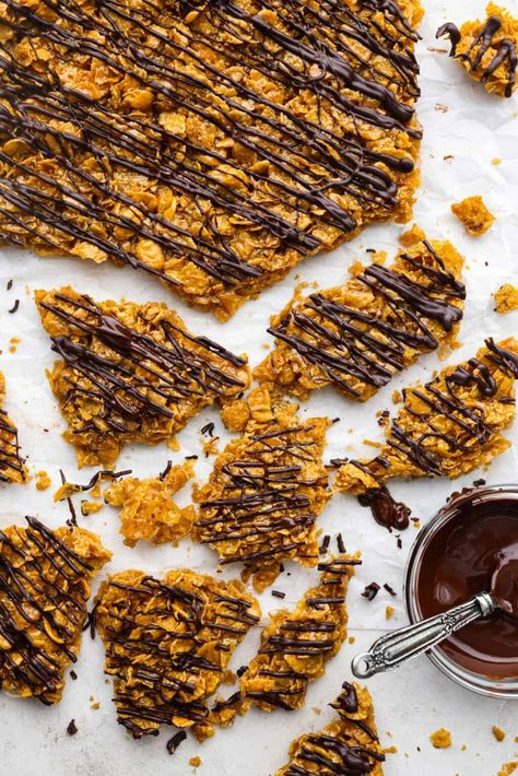 This cornflake brittle crack is crispy, chewy and to die for! With only six ingredients and 8 minutes of prep, you can have this yummy treat ready in no time. This brittle is crunchy cornflakes mixed with a buttery caramel sauce and drizzled in rich dark chocolate. Corn Flake Snacks, Corn Flakes Brittle, Cornflake Crispy Treats, 3 Ingredient Cornflake Brittle, Recipes With Corn Flakes Dessert, Cornflake Cookie Bars, Chocolate Cornflake Crackles, Corn Flake Peanut Butter Clusters, Cornflake Chocolate Brittle