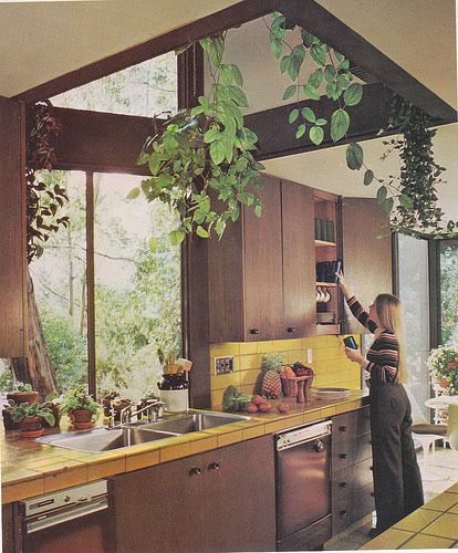 Beautiful windows and hanging plants in this 70s kitchen 70s Interior Design, 70s House, 70s Interior, Retro Interior Design, 70s Home, 70s Decor, 70s Home Decor, Interior Vintage, Tile Countertops