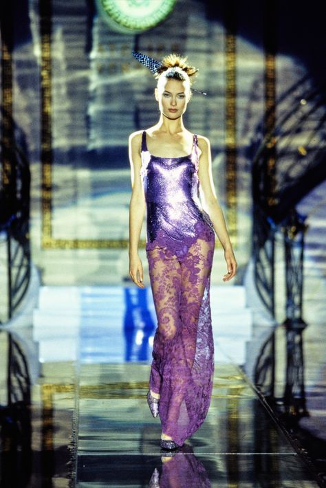 Atelier Versace Spring 1996 Couture Collection | Vogue Versace 90s, 00s Mode, Versace Runway, Versace Vintage, 90s Runway Fashion, Versace Spring, Runway Fashion Couture, Mode Chanel, Versace Fashion