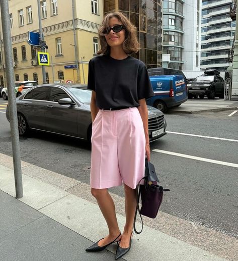 Bermuda Shorts Outfit 2024, Pink Bermuda Shorts Outfit, Summer Street Style 2024 Women, 2024 Summer Street Style, Summer Street Style 2024, Bermuda Shorts Outfit Street Styles, Pink Shorts Outfits, Outfit Minimalista, Style Casual Chic