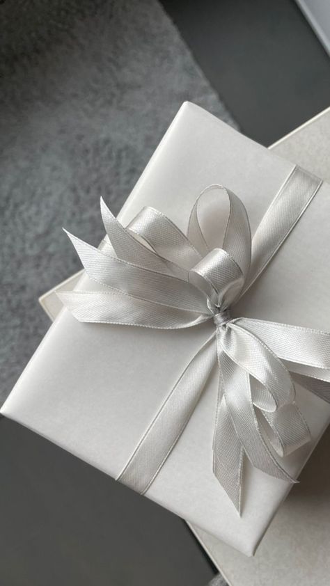 Silver Wrapping Paper Ideas, Silver Christmas Wrapping Ideas, Christmas Wrapping Paper Aesthetic, Luxury Christmas Wrapping Paper, Christmas Present Wrap, Pretty Gift Wrapping Ideas, Elegant Gift Wrapping, Christmas Wrap, White Wrapping Paper