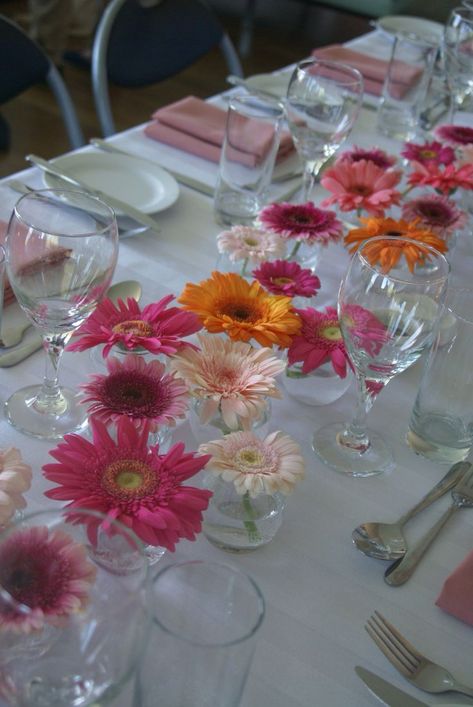 Wedding Sweet Table, Gerbera Daisy Wedding, Flower Arragement, Sweet Table Wedding, Deco Champetre, Birthday Dinner Party, Daisy Wedding, Flower Arrangements Simple, Birthday Brunch