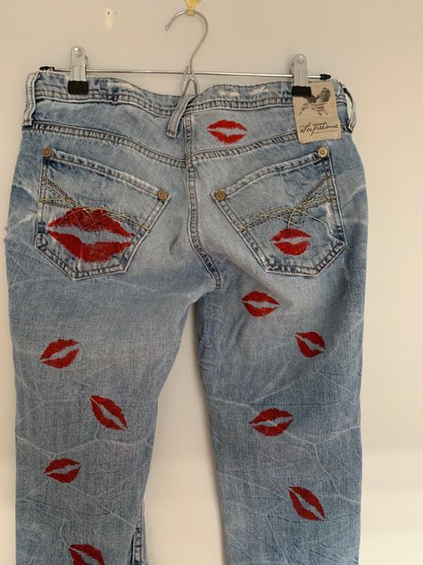 90s Painted Jeans, Jeans With Painting, Vintage Diy Clothes, Diy Clothes Painting Ideas, Painted Clothes Diy Jeans, Words On Jeans, Art On Clothes Paint, Hand Painted Jeans Diy Ideas, Paint Jeans Ideas