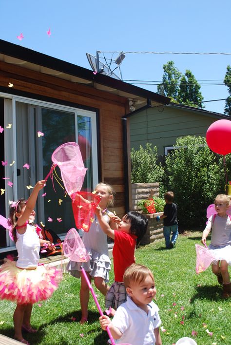 dont know how she got the tissue paper butterflies in the air (just threw them up??  dropped from the roof??), but cute with the butterfly nets/good favours Tissue Paper Butterflies, Butterfly Games, Butterfly Theme Party, Butterfly Birthday Theme, Butterfly Garden Party, Bug Party, Girl Parties, Butterfly Birthday Party, Fairy Garden Party