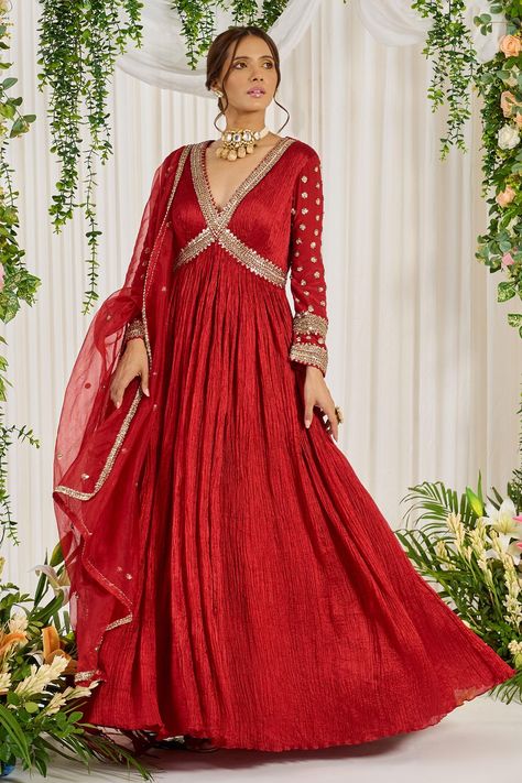 Anarkali Designs, Anarkali With Dupatta, Embroidered Anarkali, Anarkali Dress Pattern, Traditional Indian Dress, Indian Dresses Traditional, Traditional Indian Outfits, Anarkali Gown, Ethnic Outfits