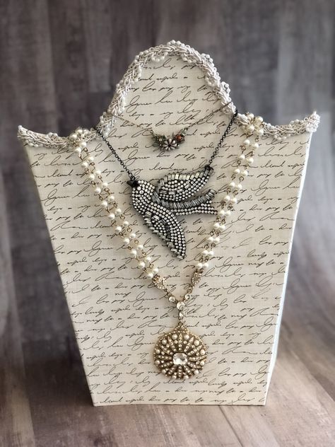 DIY Jewelry Displays with Recycled Cardboard and Mod Podge - Handmade Happy Hour Creative Jewelry Displays, Diy Necklace Display, Necklace Displays, Jewerly Displays, Jewelry Display Organizer, Jewelry Vendor, Diy Display, Diy Jewelry Display, Craft Fair Displays