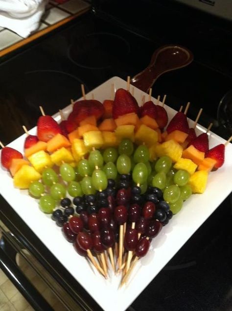 Fragrant And Fabulous Fruit Arrangement Ideas - Bored Art Decorações Com Comidas, Fruit Skewers, Fruit Kabobs, Fruit Arrangements, Party Food Platters, Arrangement Ideas, Snacks Für Party, Fruit Platter, Party Food Appetizers