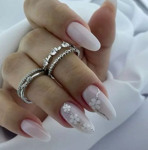 Top 18 Milky White Almond Nails - Elegance Meets Trendy Designs Nail Art Blanc, White Almond Nails, Fake Nails White, Milky Nails, Almond Nails Designs, White Nail Designs, Bride Nails, Floral Nails, Stiletto Nails