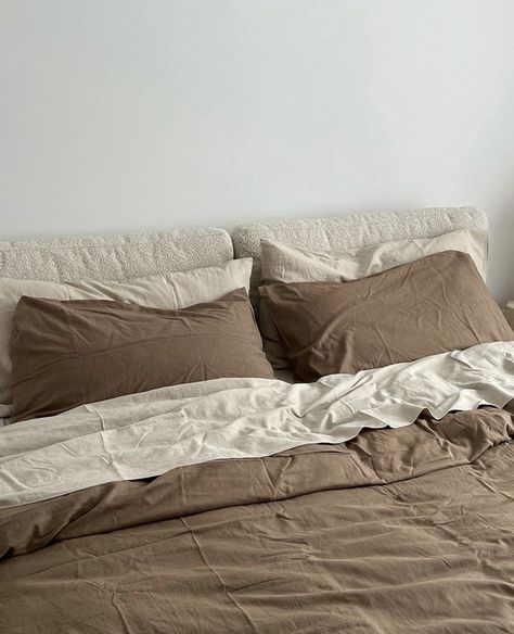 Beige Bed Sheets Aesthetic, Beige Bed Sheet, Beige Brown Bedding, Beige Sheets Bedroom, Brown Bedding Bedroom, Brown Bedding Bedroom Ideas, Brown Bedding Aesthetic, Neutral Bed Sheets, Cama Aesthetic