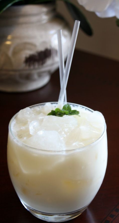 How to make the best RumChata cocktail the Pineapple Coconut RumChata Cocktail. Add all the ingredients, shake then strain over crushed ice. Rumchata Cocktails, Rumchata Drinks, Rumchata Recipes, Rum Chata, Tropical Drinks, Liquor Bar, Boozy Drinks, Pineapple Coconut, Coconut Rum