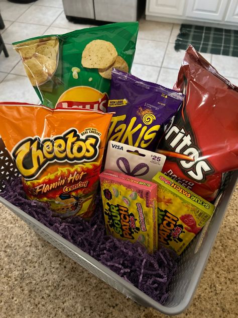 gift basket with snacks and a gift card for friends or family <3 Junk Food Basket Gift Ideas, Chip Basket Ideas, Chips Basket Ideas, Birthday Gift Baskets For Brother, Snacks Basket Gift, Candy Basket Ideas For Him, Goody Basket Ideas, Cute Snack Basket, Snack Basket Ideas For Men