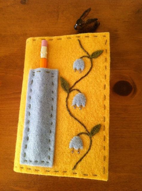 Felt Book Cover Ideas, Felt Notebook Cover, Embroidery Book Cover, Felt Book Cover, Notebook Embroidery, Embroidery Felt, Diy Notebook Cover, Felt Bookmark, Cover Pic