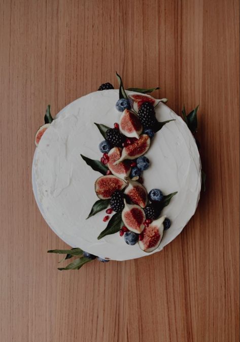 Cake Decorating With Figs, White Cake Design Aesthetic, Cake Decorated With Fruit And Flowers, Cake With Figs On Top, Cake Decorating Blueberries, Fig Birthday Cake, Cake Blueberry Decoration, Baked Cheesecake Decoration, Fig Cake Decoration