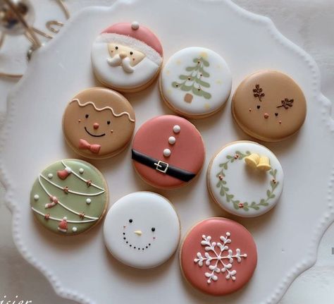 Round Cookie Decorating Ideas Christmas, Circle Royal Icing Cookies Christmas, Christmas Circle Sugar Cookies, Round Christmas Cookies Decorating Ideas, Christmas Cookies Circle, Christmas Cookies Decorated Round, Circle Thanksgiving Sugar Cookies, Round Decorated Christmas Cookies, Simple Cookie Designs