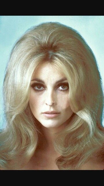 Sharon Tate Hairstyles Long Bob, Klasik Hollywood, 1960s Hair, 60s Hair, Beehive Hair, Asymmetrical Hairstyles, Sharon Tate, Funky Hairstyles, Fringe Hairstyles