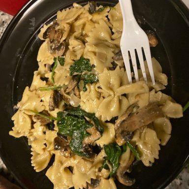 One-Pot Black Pepper Chicken - Delish Grandma's Recipes Pasta Spinach, Mushrooms Recipes, Garlic Parmesan Pasta, Spinach And Mushrooms, Mushrooms And Spinach, Pasta With Spinach, Italian Meals, Farfalle Pasta, Parmesan Pasta