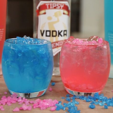 Gender Reveal Drinks, Blue Alcoholic Drinks, Tequila Mixed Drinks, Halloween Alcohol, Vodka Mixed Drinks, Vodka Mixes, Alcoholic Punch Recipes, Candy Cocktails, Blue Drinks