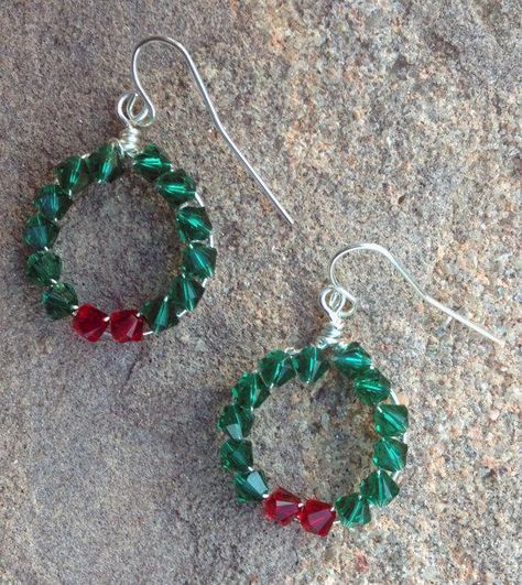 swarovski crystal wire wrapped wreath earrings Christmas Jewelry Ideas, Christmas Jewerly, Diy Christmas Earrings, Xmas Earrings, Christmas Beading, Christmas Jewelry Diy, رسم كاريكاتير, Wreath Earrings, Anting Manik