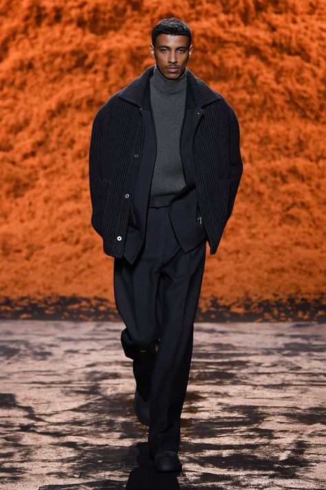 Futuristic Clothing Men, Black Men Suits, Formal Streetwear, Formal Attire For Men, Black Outfit Men, Milan Men's Fashion Week, Everyday Fits, Winter Suits, Unique Styling