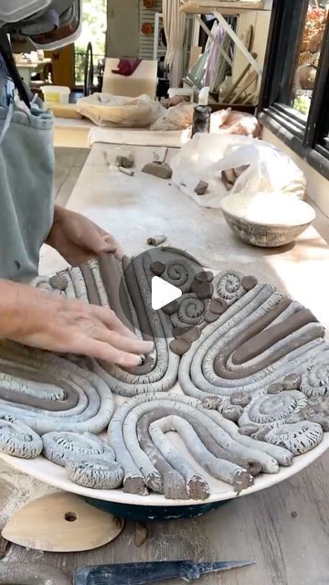 Handbuilt Clay Ideas, Texture On Pottery, Jena Bedson Ceramics, Coil Clay Projects, Ceramic Coil Pots, Ceramic Clay Ideas, Cool Ceramics Projects, Art Sculpture Ideas, Ceramic Pottery Art Ideas