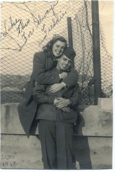 People Hugging, Old Fashioned Love, Military Couples, Vintage Couples, Vintage Romance, Old Photographs, Old Love, Vintage Pictures, Two People