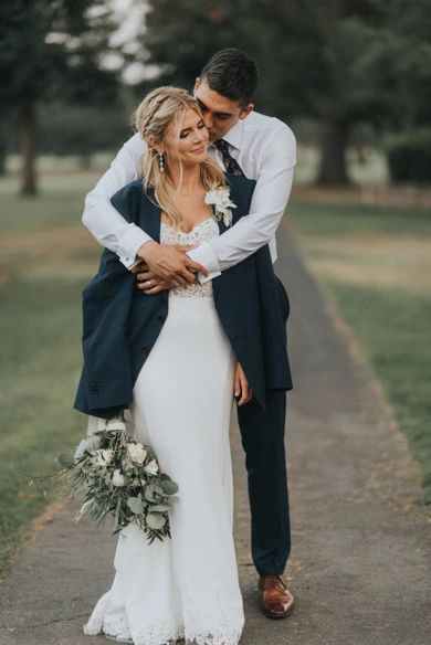 Wedding Portrait Poses, Wedding Photoshoot Poses, Wedding Picture Poses, Wedding Couple Poses Photography, Wedding Photography Styles, Wedding Couple Poses, Groom Photo, Wedding Photos Poses, Wedding Photography Poses